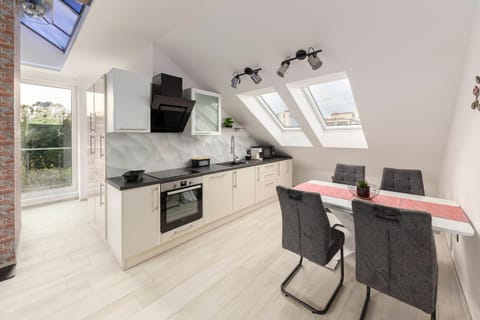 Kitchen or kitchenette, Dining area, dishwasher, minibar, pet friendly, stove, toaster
