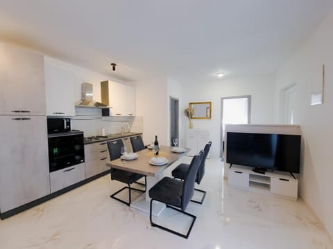 TV and multimedia, Kitchen or kitchenette, Living room, Seating area, Dining area, oven, stove