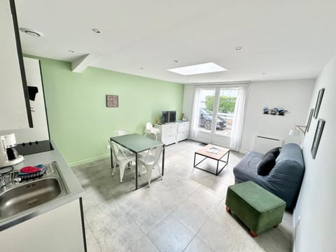TV and multimedia, Kitchen or kitchenette, Living room, Dining area, City view