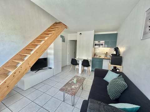Kitchen or kitchenette, Living room, Seating area, Dining area