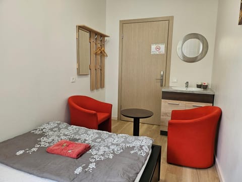 Bed, Photo of the whole room, Seating area, Bedroom, towels