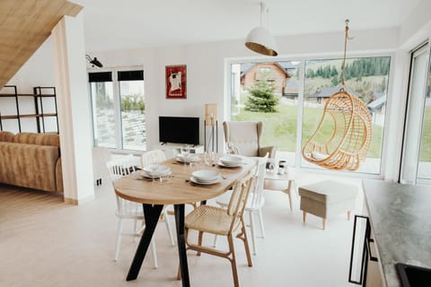 Communal lounge/ TV room, TV and multimedia, Living room, Seating area, Dining area