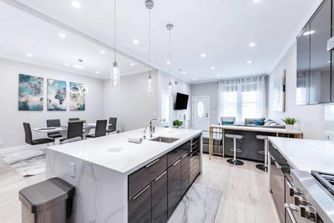 TV and multimedia, Kitchen or kitchenette, Living room, Seating area, Dining area