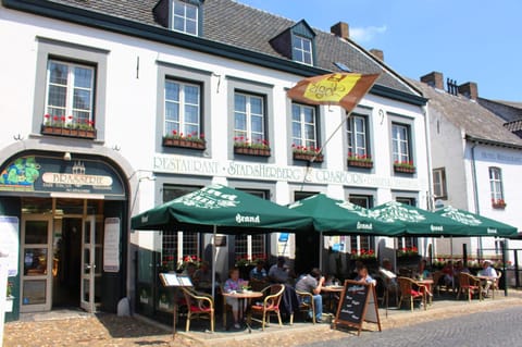 Property building, Restaurant/places to eat, Facade/entrance, group of guests