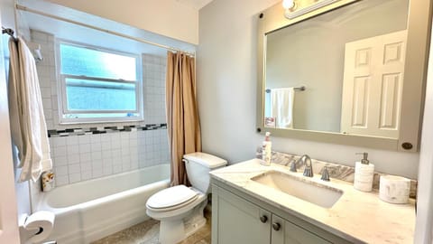 Toilet, Bath, towels