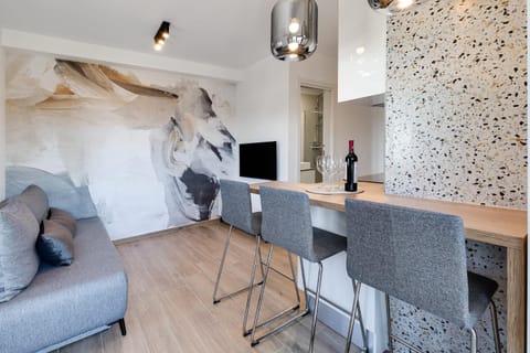 TV and multimedia, Living room, Seating area, Dining area