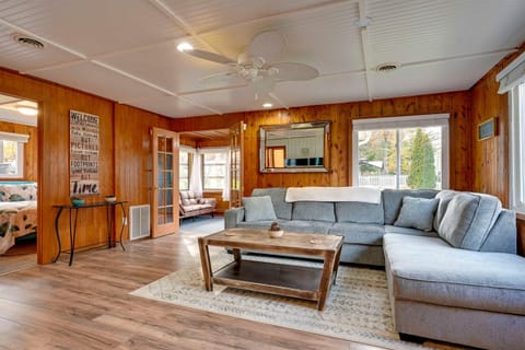 Lovely Au Gres Cottage with Hot Tub Walk to Beach! House in Michigan