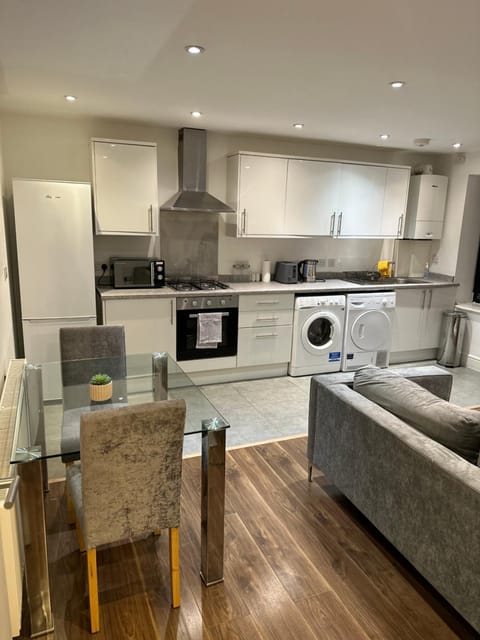 Kitchen or kitchenette, Living room, Seating area, Dining area, minibar, pet friendly, stove, toaster, washing machine