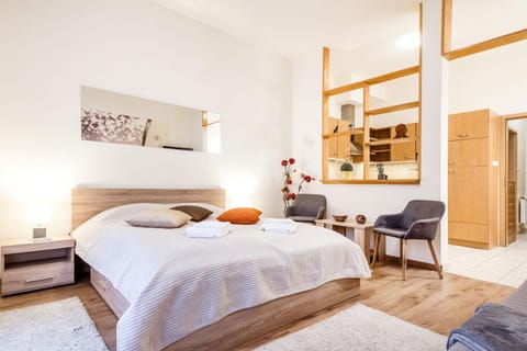 Bed, Seating area, kitchen