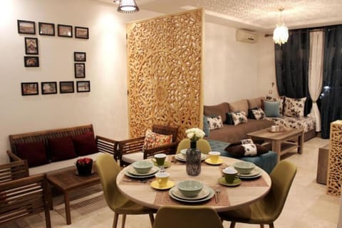 Coffee/tea facilities, Living room, Seating area, Dining area