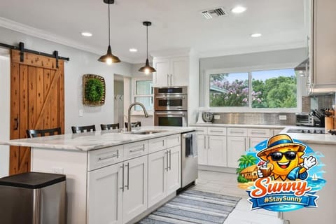 Spacious 4 Bedroom Entire Home, Tampa, Fire Pit House in Lake Magdalene