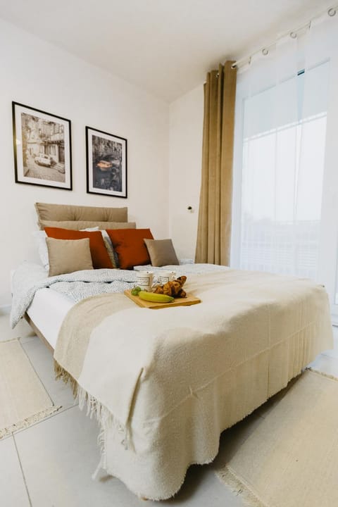 Bed, Living room, Photo of the whole room, Seating area, Bedroom, Food