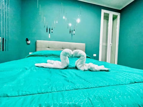 Bed, towels