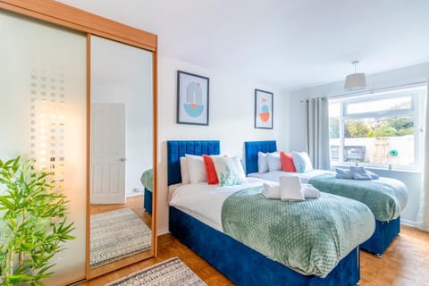 Beautiful Sea View 2 bedroom Sleeps 6-Free Parking Apartment in Bournemouth