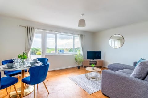 Beautiful Sea View 2 bedroom Sleeps 6-Free Parking Apartment in Bournemouth