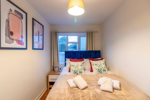 Beautiful Sea View 2 bedroom Sleeps 6-Free Parking Apartment in Bournemouth