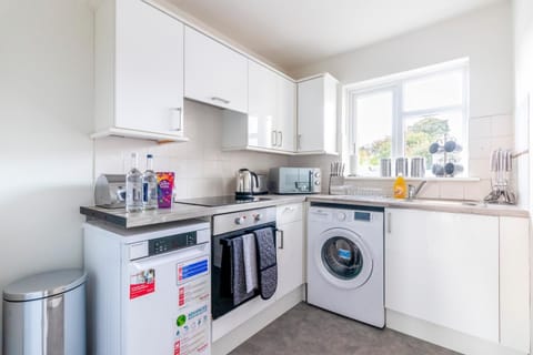 Beautiful Sea View 2 bedroom Sleeps 6-Free Parking Apartment in Bournemouth