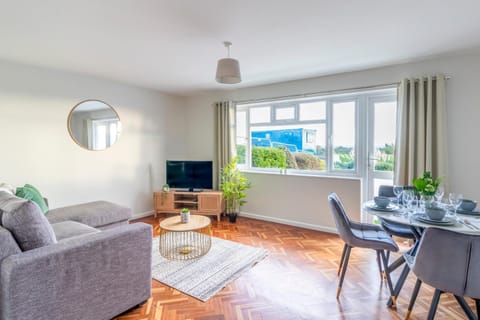 Spacious Sea View 2 bedroom Sleeps 6-Free Parking Apartment in Bournemouth