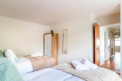 Spacious Sea View 2 bedroom Sleeps 6-Free Parking Apartment in Bournemouth