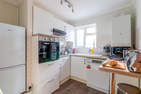 Spacious Sea View 2 bedroom Sleeps 6-Free Parking Apartment in Bournemouth