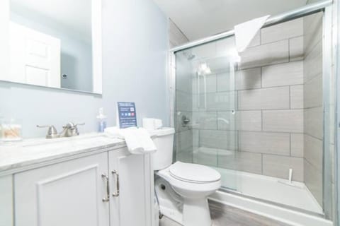 Shower, Toilet, Bathroom, Bath, towels