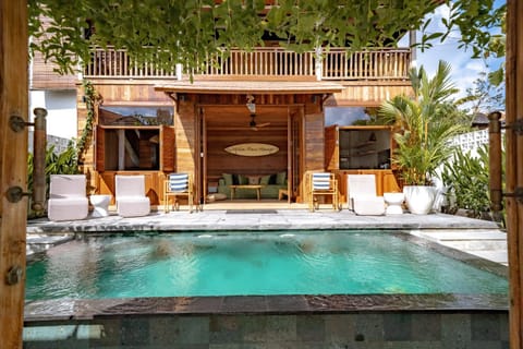 Property building, Patio, Day, Swimming pool, sunbed