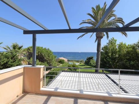 Villa pieds dans l'eau pour 10 personnes avec piscine, clim et Wi-Fi - FR-1-768-27 Villa in Roquebrune-sur-Argens