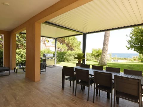 Villa pieds dans l'eau pour 10 personnes avec piscine, clim et Wi-Fi - FR-1-768-27 Villa in Roquebrune-sur-Argens