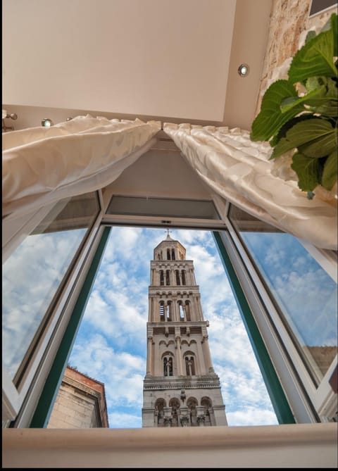 View (from property/room), Seating area, Bedroom, City view, Drinks
