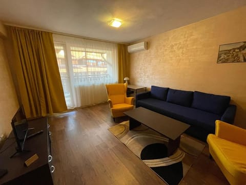 TV and multimedia, Living room, Seating area, Dining area, air conditioner