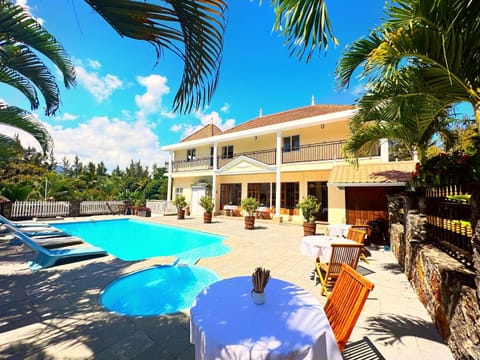Swimming pool, sunbed