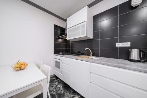 Kitchen or kitchenette, pet friendly, stove