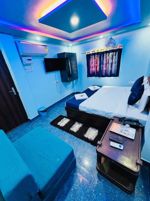 Bed, TV and multimedia, Living room, Photo of the whole room, Seating area, Bedroom