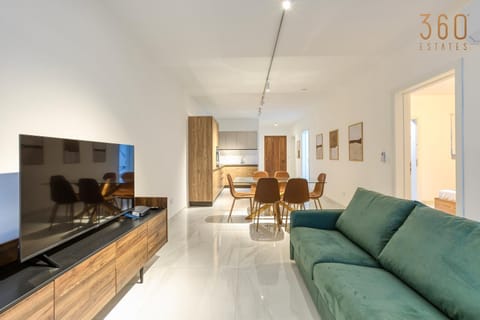 Communal lounge/ TV room, TV and multimedia, Living room, Seating area, Evening entertainment