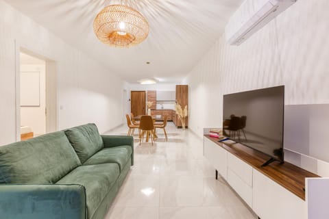 Communal lounge/ TV room, TV and multimedia, Living room, Seating area, Evening entertainment
