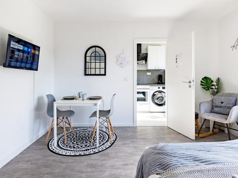 Bed, TV and multimedia, Kitchen or kitchenette, Photo of the whole room, Seating area, Dining area, Bedroom, washing machine