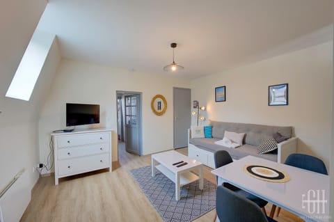 Bed, TV and multimedia, Living room, Photo of the whole room, Bedroom