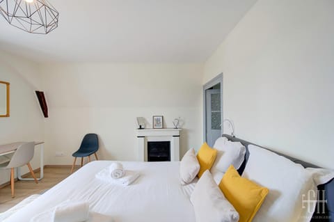 Bed, Photo of the whole room, Bedroom