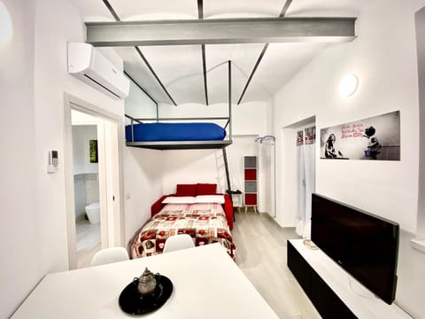 Bed, TV and multimedia, Bedroom, bunk bed
