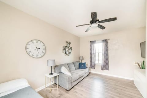Bed, TV and multimedia, Living room, Seating area