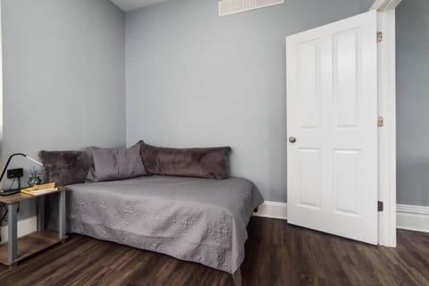 Massive Home - GroupStay - Parking & Location Apartment in Pittsburgh