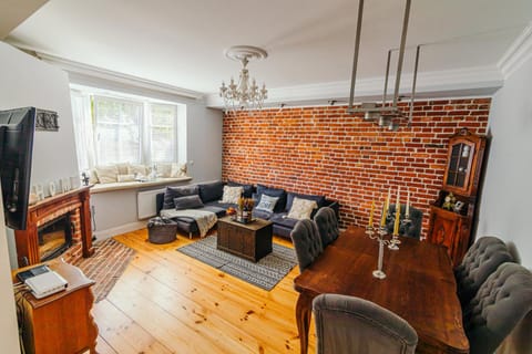 TV and multimedia, Living room, Seating area, flat iron