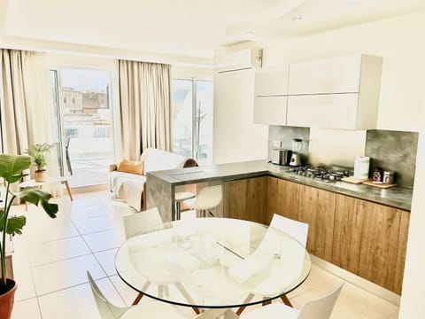 Kitchen or kitchenette, Living room, Seating area, Dining area