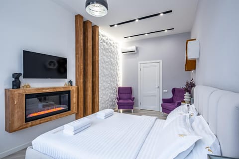 Bed, TV and multimedia, Living room, Photo of the whole room, Seating area, Bedroom, towels