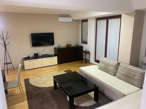 TV and multimedia, Living room, Seating area, Evening entertainment