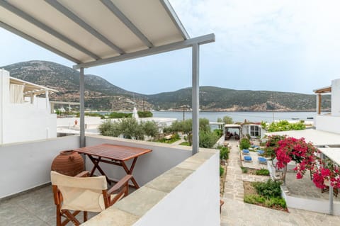 Property building, Balcony/Terrace, Living room