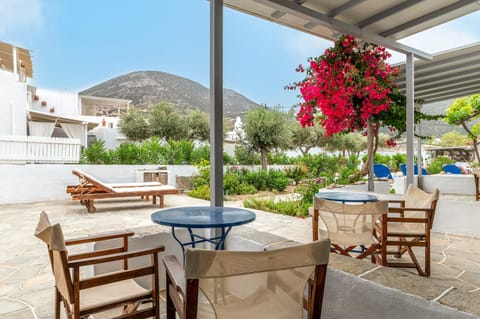 Property building, Balcony/Terrace, Living room