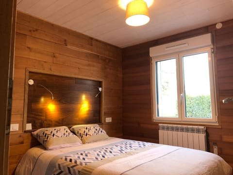 Bed, Photo of the whole room, Bedroom, internet