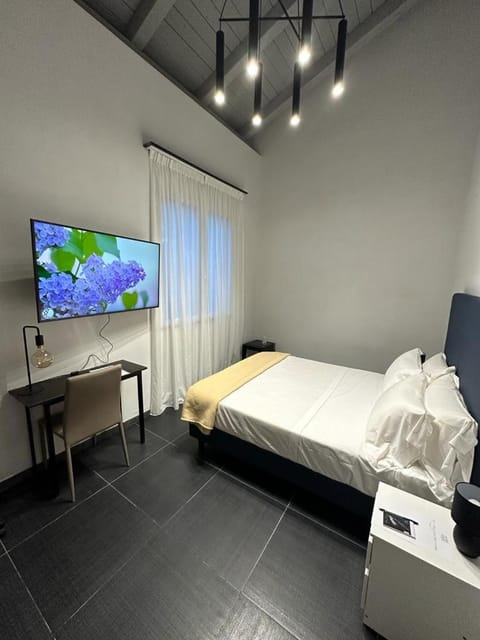 Bed, TV and multimedia, Photo of the whole room, Bedroom
