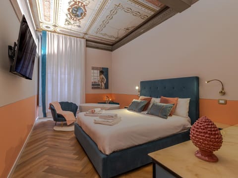 Bed, TV and multimedia, Photo of the whole room, Bedroom, towels